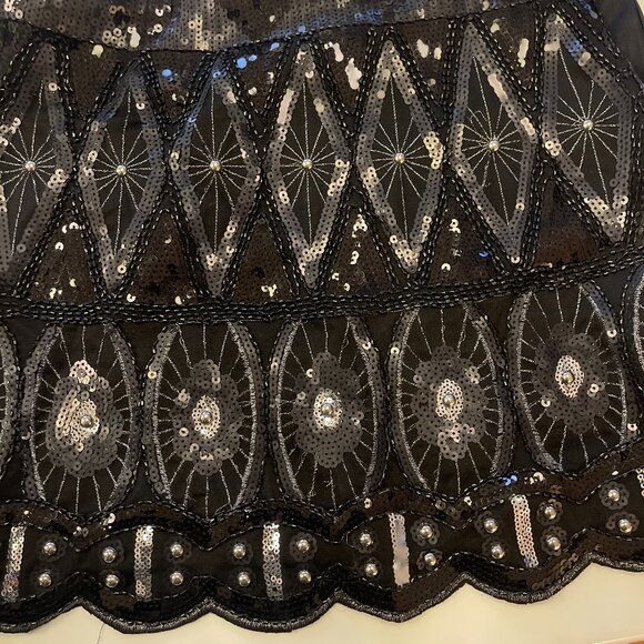 This chic mini skirt features a striking grey and black sequin pattern - Picture 4 of 11